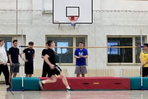 Třída ME4 si v tělesné výchově vyzkoušela skok vysoký