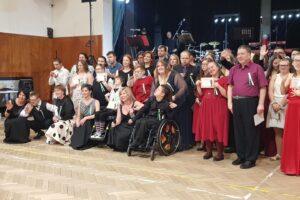 Studenti sociální činnosti zazářili na Věnečku Jedinečných tanečních