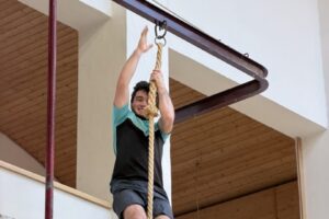 Třída ME4 si v tělesné výchově vyzkoušela šplh na tyči i laně